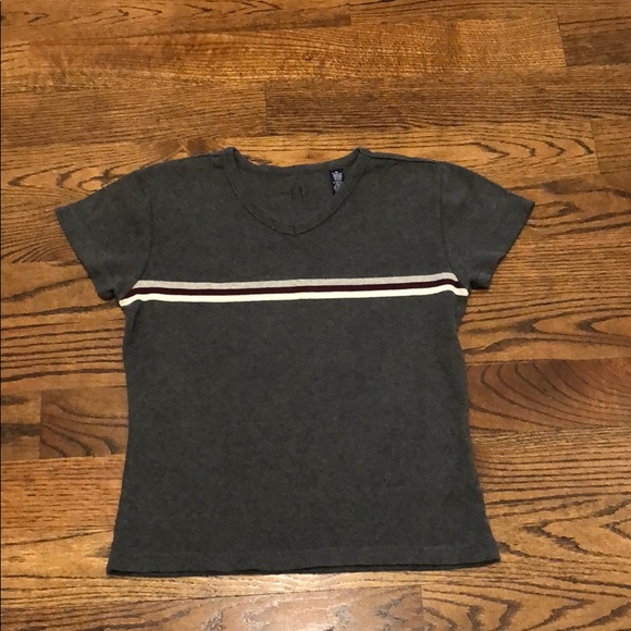 Gap woman’s short sleeve gray tee. - Picture 1 of 4